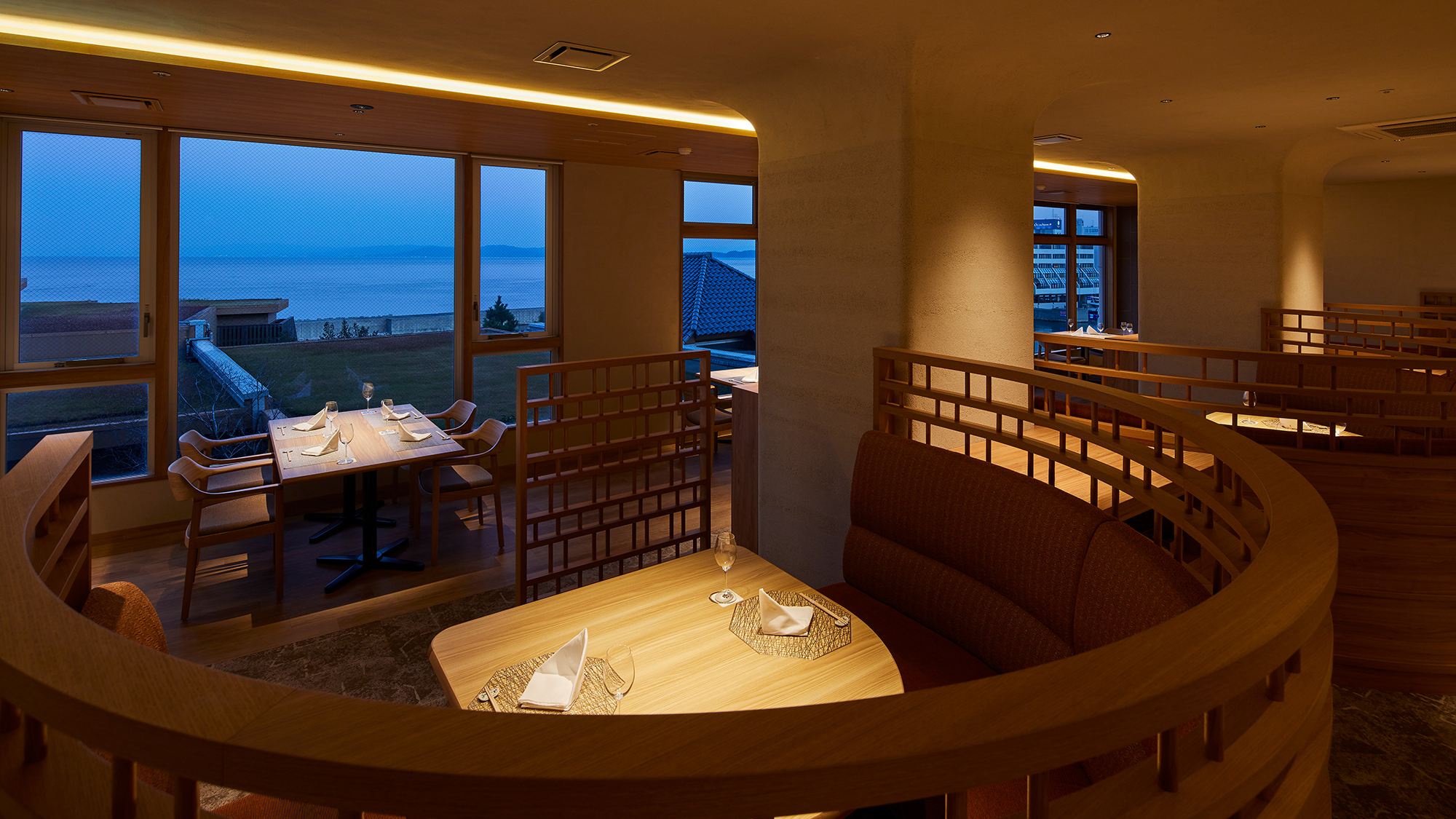 【ダイニングテラス「鳴門」】丸みを帯びたやわらかい印象が特徴的なダイニング