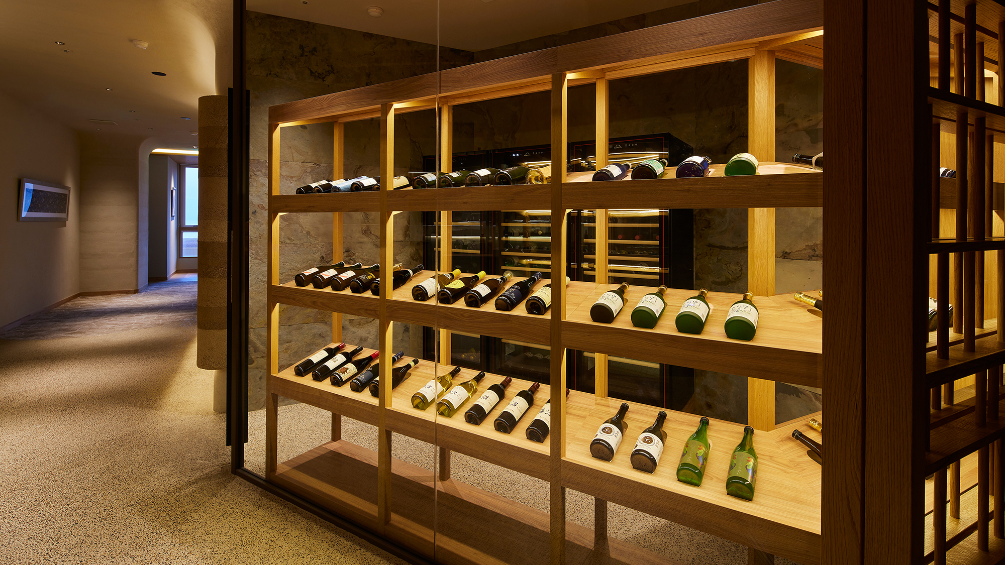 【ダイニングテラス「鳴門」】専用ワインセラーも完備し、豊富な種類のワインをはじめ各種地酒も充実