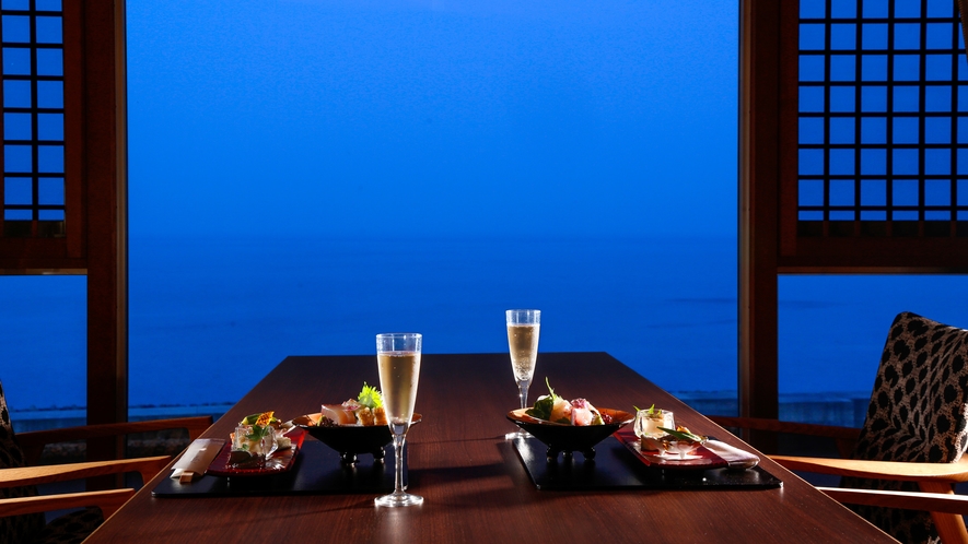 リニューアルした里楽グランデルームでは海を眺めながらダイニングテーブルでゆったりとディナーを愉しめる