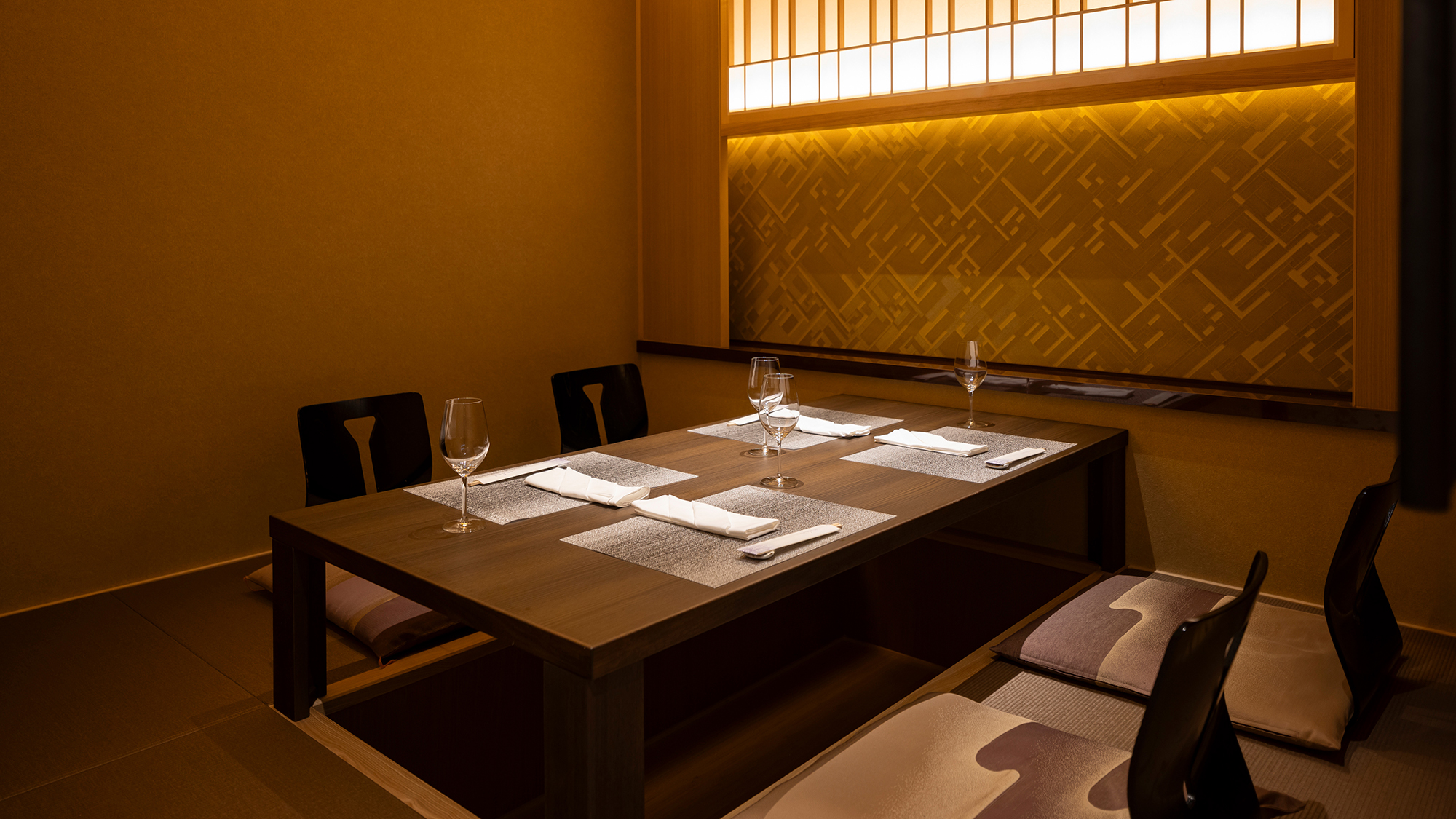 【料亭「紫苑（しおん）」】椅子テーブル、ソファ席、掘りごたつ式テーブルの和室など、様々な個室をご用意