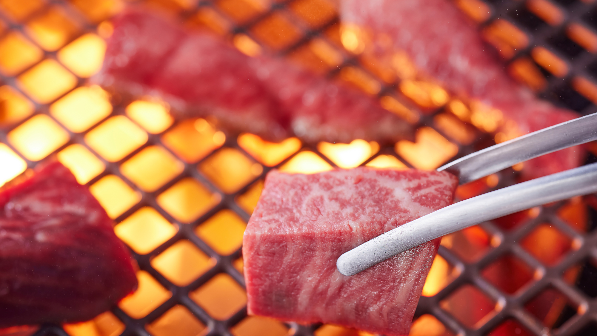 【淡路焼肉割烹「琥珀」】炭火の薫りとともに好みの焼き加減でいただく淡路牛の焼肉（イメージ）