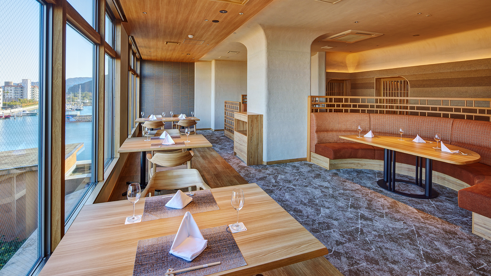 【ダイニングテラス「鳴門」】紀淡海峡を一望する大きな窓を設えたメインダイニング