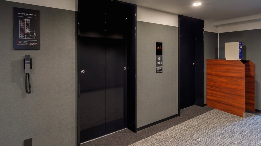 全ての客室階エレベーターホールにズボンプレッサーとVODカード販売機を設置