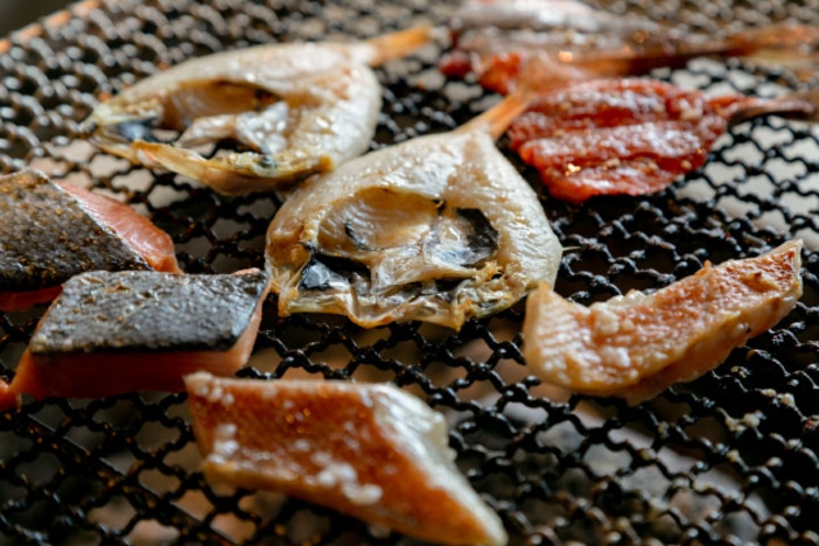 【朝食】鞍馬炭で焼き上げる：炭焼きグリル