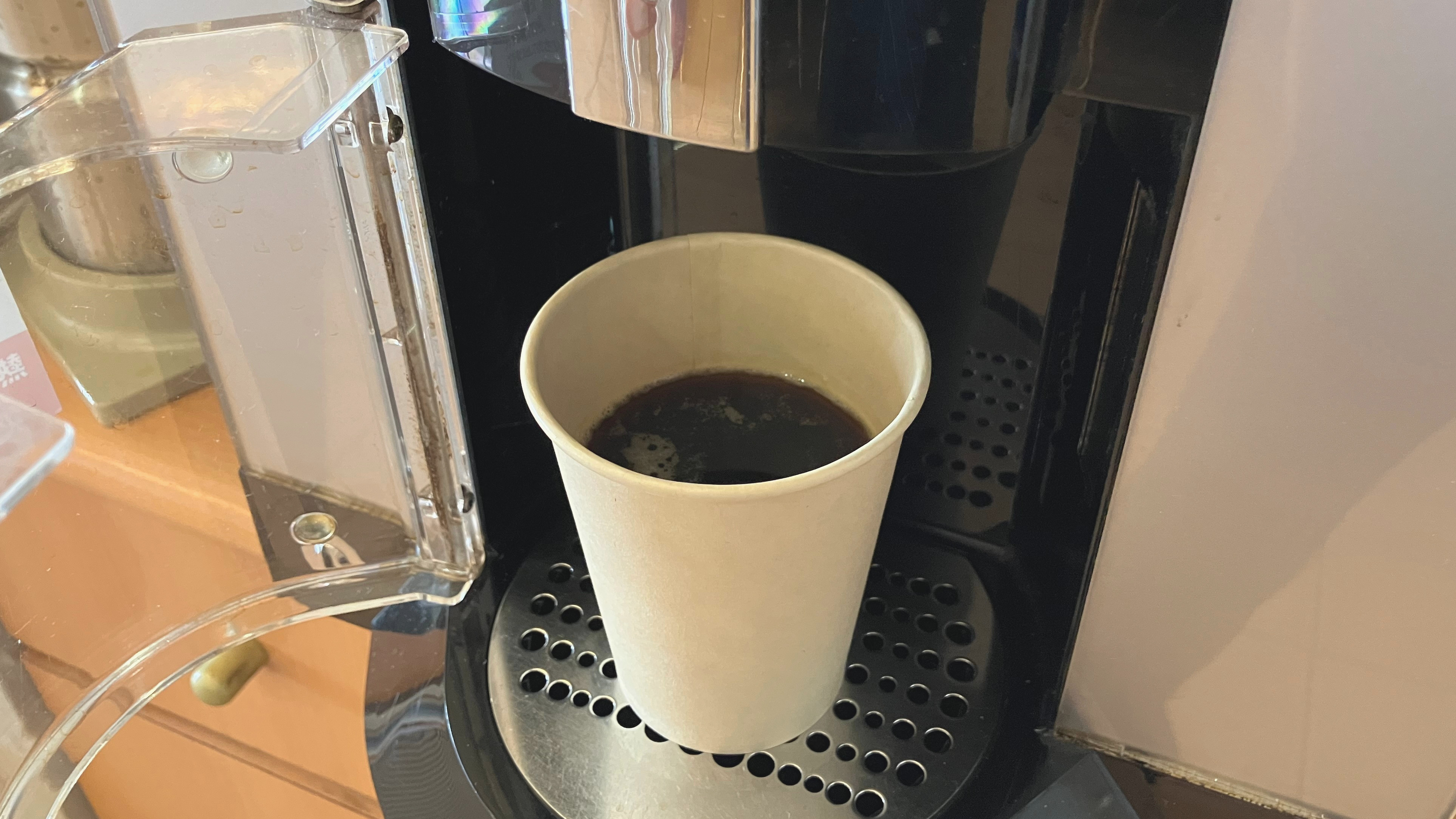 チェックイン後に曳きたてのホットコーヒーを無料でご利用いただけます。
お部屋へのお持ち込みも可能です。
ご滞在時にも15時から24時までの間、何度でもご利用可能です。