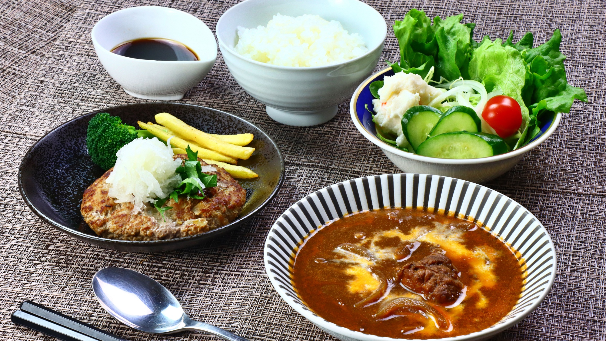 【夕食の一例/ハンバーグとビーフシチューなど】和洋中や定食などおまかせ料理です