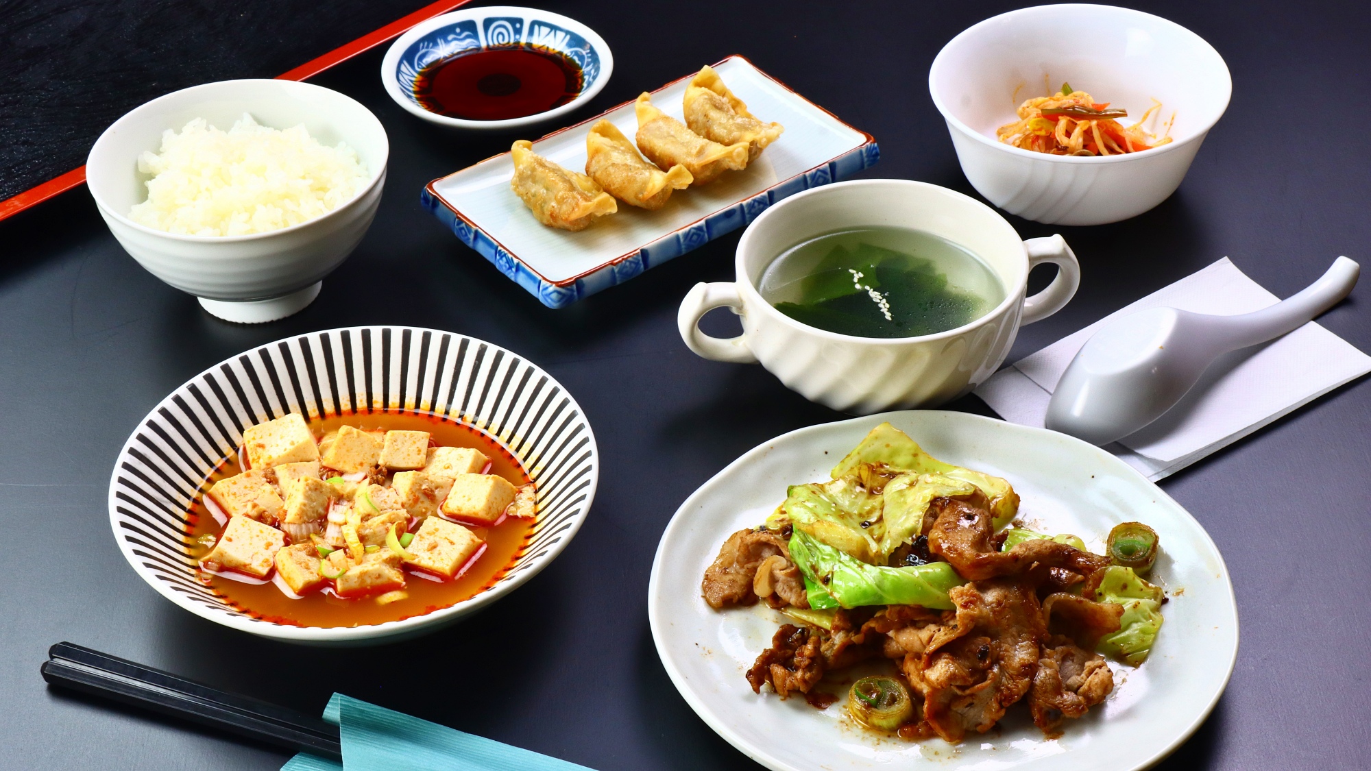 【夕食の一例/回鍋肉と麻婆豆腐・餃子など】和洋中や定食などおまかせ料理です
