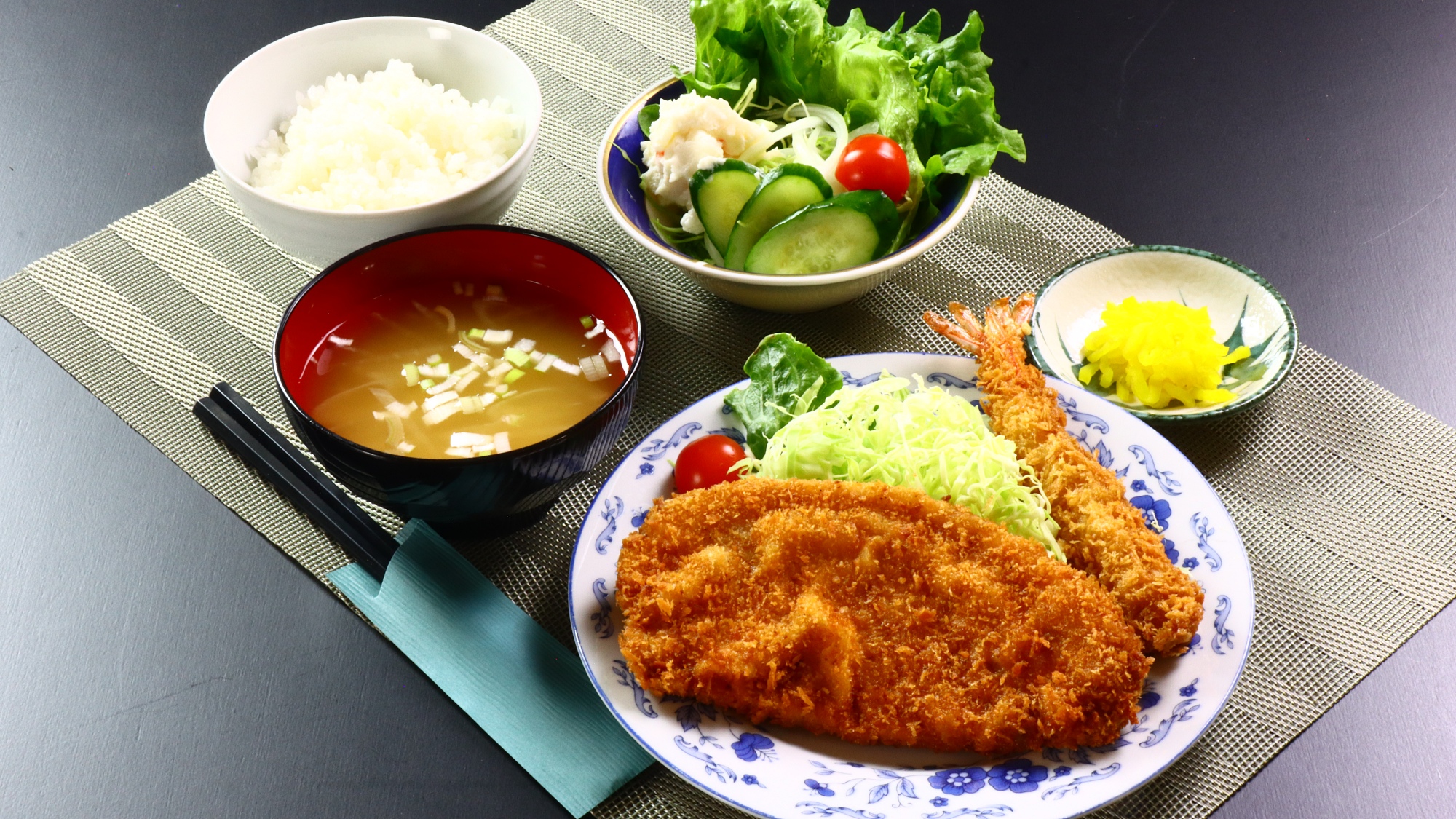 【夕食の一例/とんかつ定食】和洋中や定食などおまかせ料理です