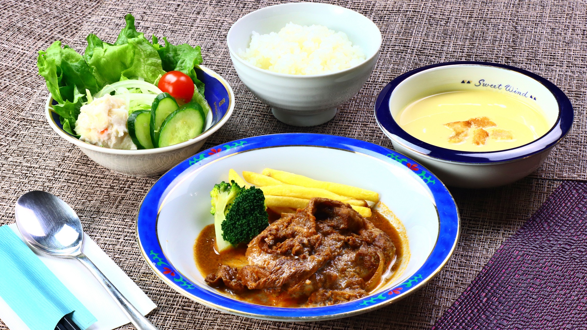 【夕食の一例/デミソースのハンバーグとコーンスープなど】和洋中や定食などおまかせ料理です