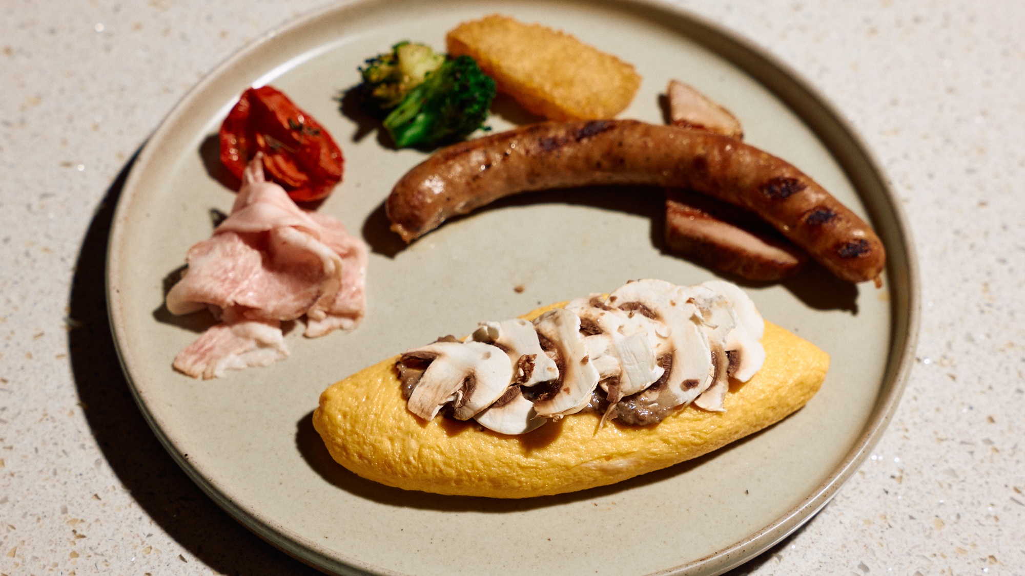 朝食(選べるメイン)：マッシュルームオムレツ