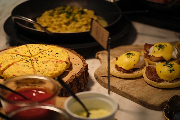 朝食：選べるメイン＋ビュッフェ