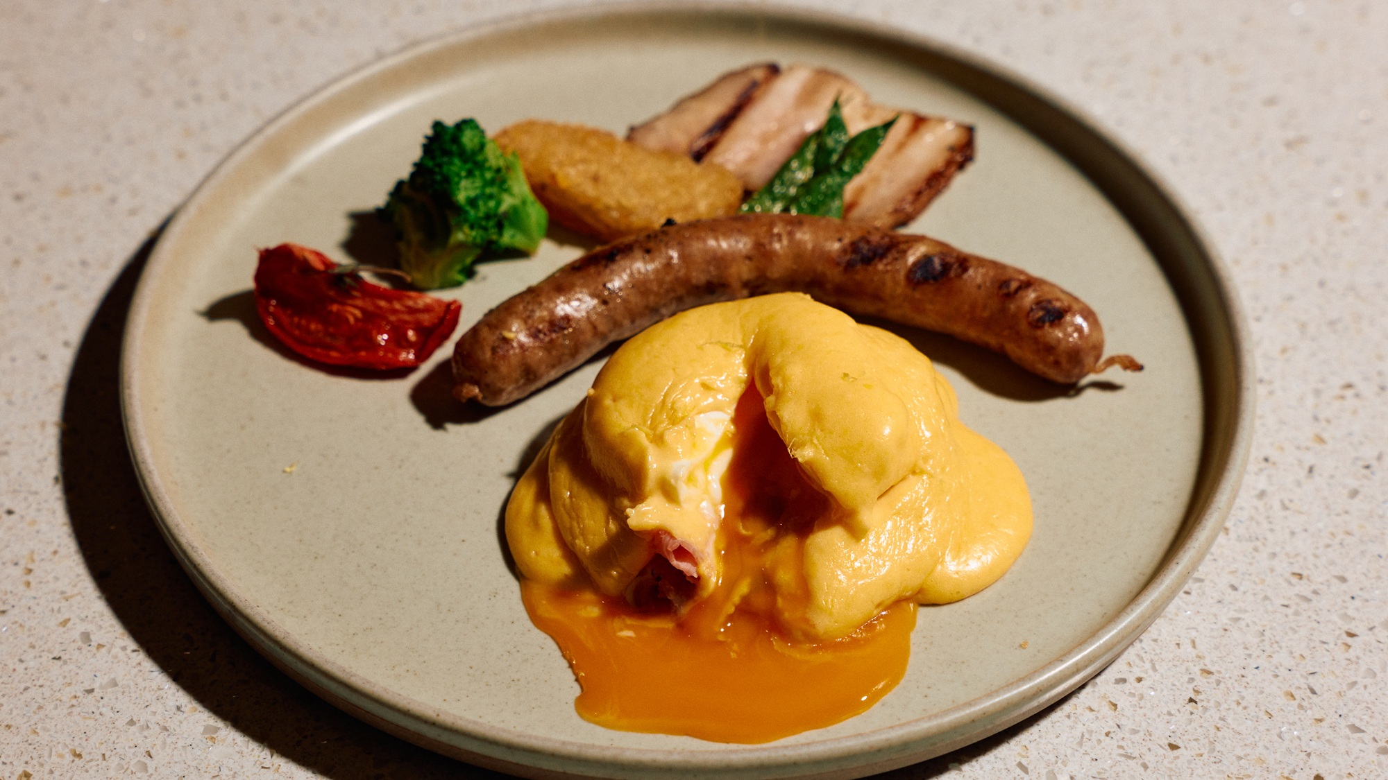 朝食(選べるメイン)：エッグベネディクト