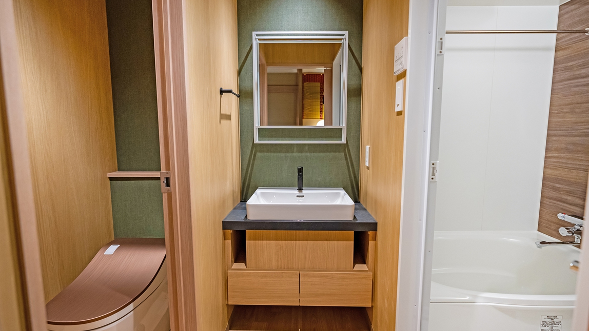 洗面台、浴室、トイレでございます。