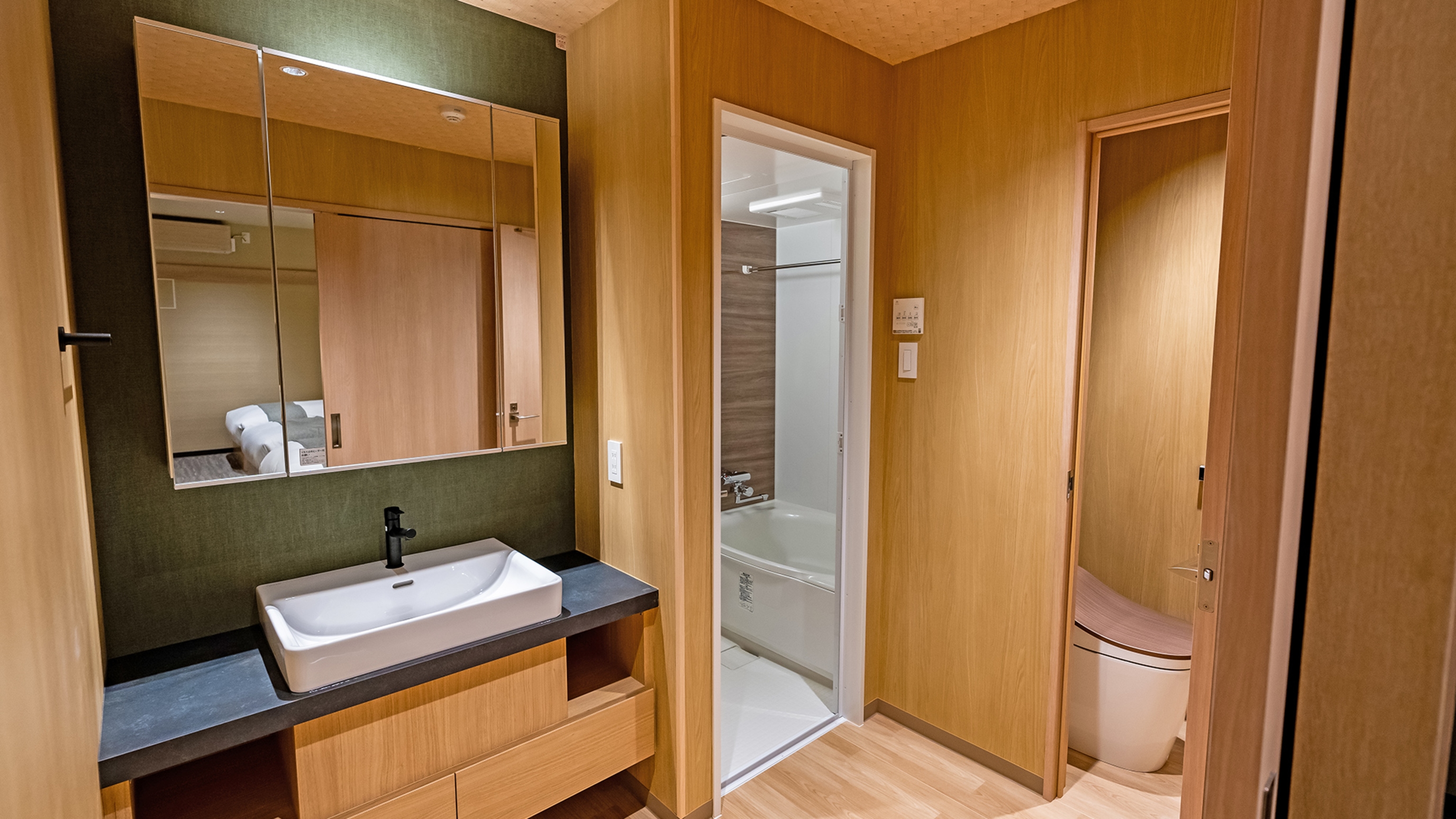 洗面台、浴室、トイレでございます。
