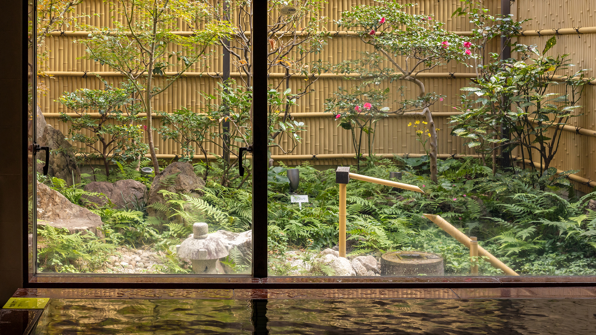 ◆庭園浴場（女性用）日本庭園を臨む人気の庭園浴場