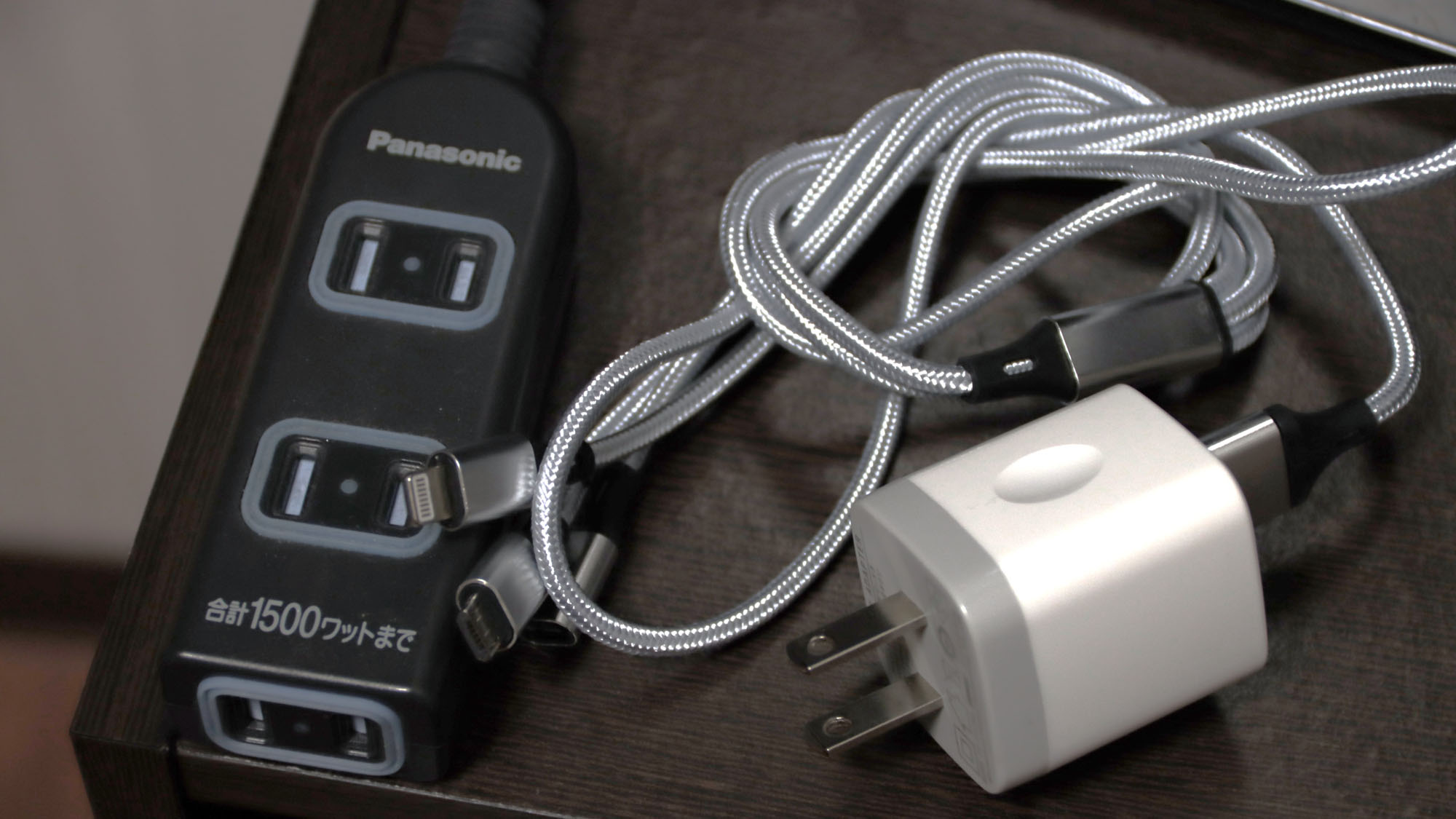 客室には充電器を用意していますので、自由にお使いください。（持出厳禁）