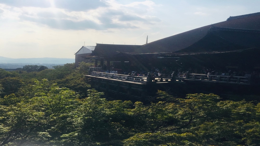 京都観光では外せない世界遺産の清水寺（京都駅から市バスで約20分）