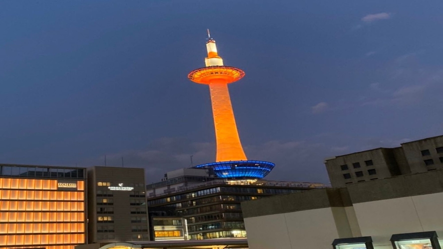 海のない京都で、街を照らす灯台をイメージした京都タワー（ホテルより徒歩3分）