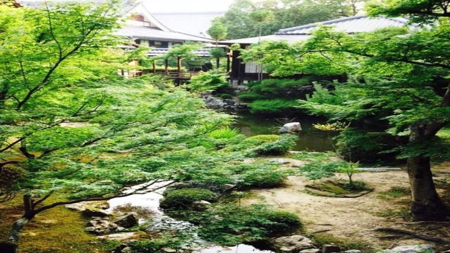 「花と心経の寺」として親しまれている大覚寺（JR嵯峨嵐山駅より徒歩20分）