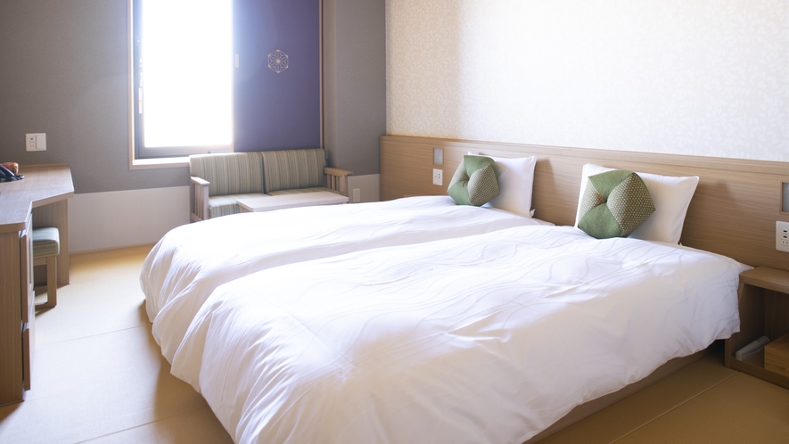 【禁煙】ハリウッドツインルーム　約23.9平米　サータ社製ベッド（100×195センチ×2台）