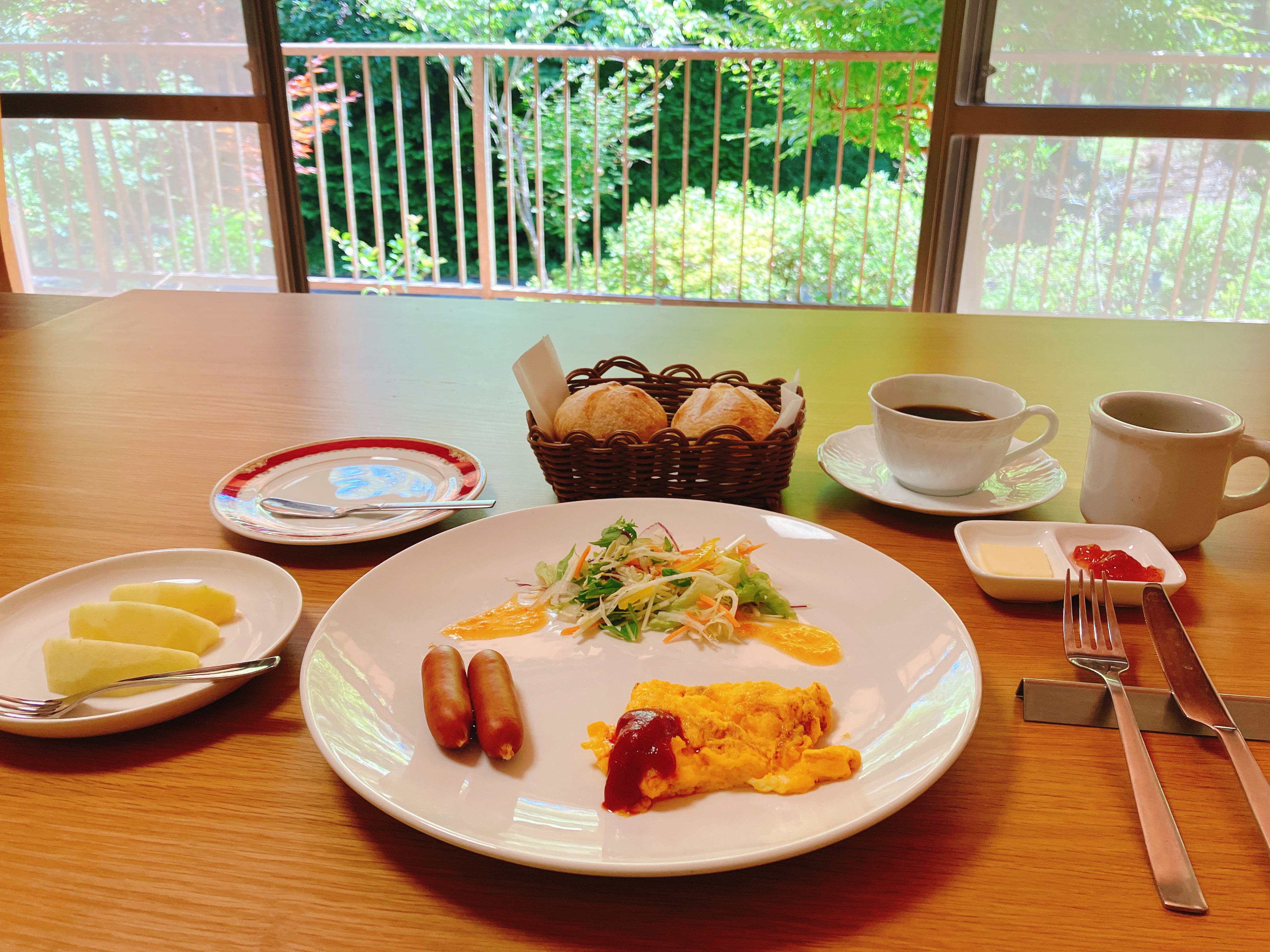 毎朝焼く、焼きたての自家製パンとお出汁の野菜スープ、卵料理、ハムやソーセージなどのお肉類、野菜サラダ、コーヒー又は紅茶、果物の朝食をご用意しております。
お食事場所は東向きの大きな窓のある緑に囲まれたお部屋から箱根の四季を感じながらお召し上がりください。