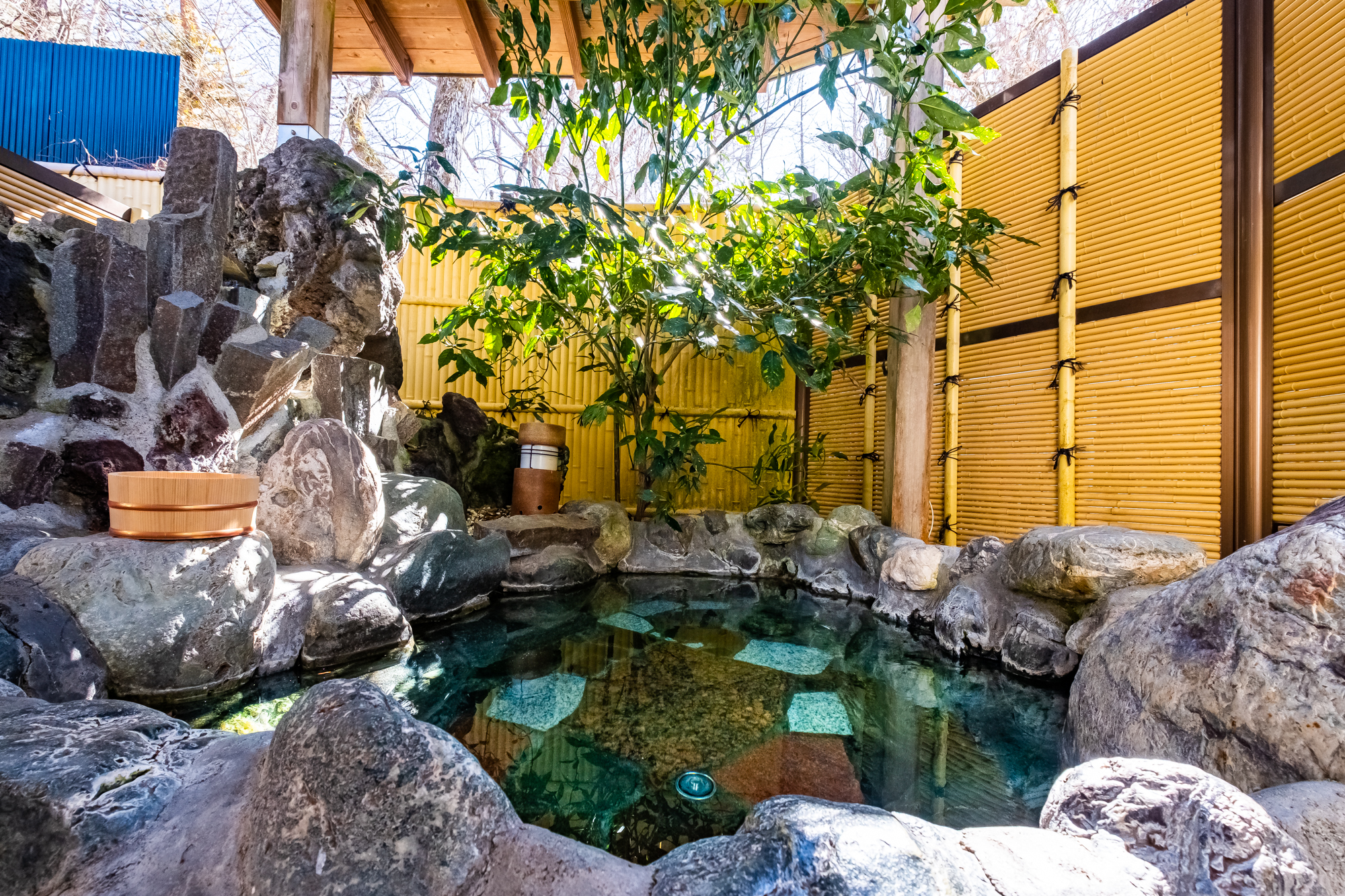 甲州富士川の銘石を巧みに配した本格的にな露天風呂「御影の湯」