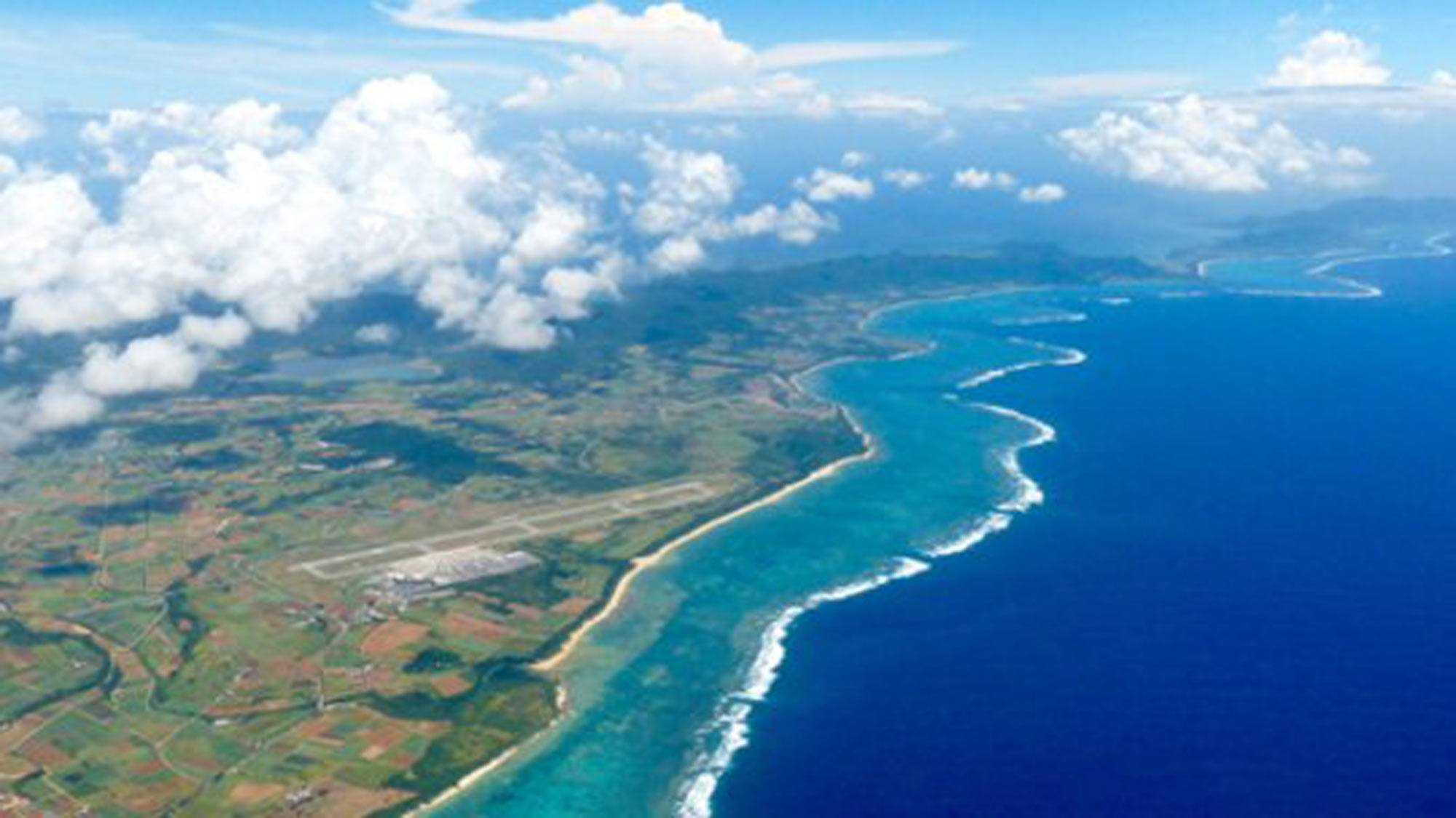 **周辺観光【石垣島上空】エメラルドブルーの海に囲まれた石垣島。