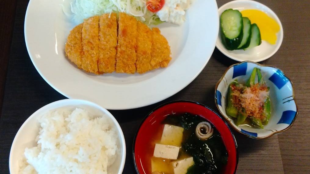 *【夕食（一例）】ゴーヤチャンプルー／とんかつ／生姜焼きなどを日替わりでご提供。