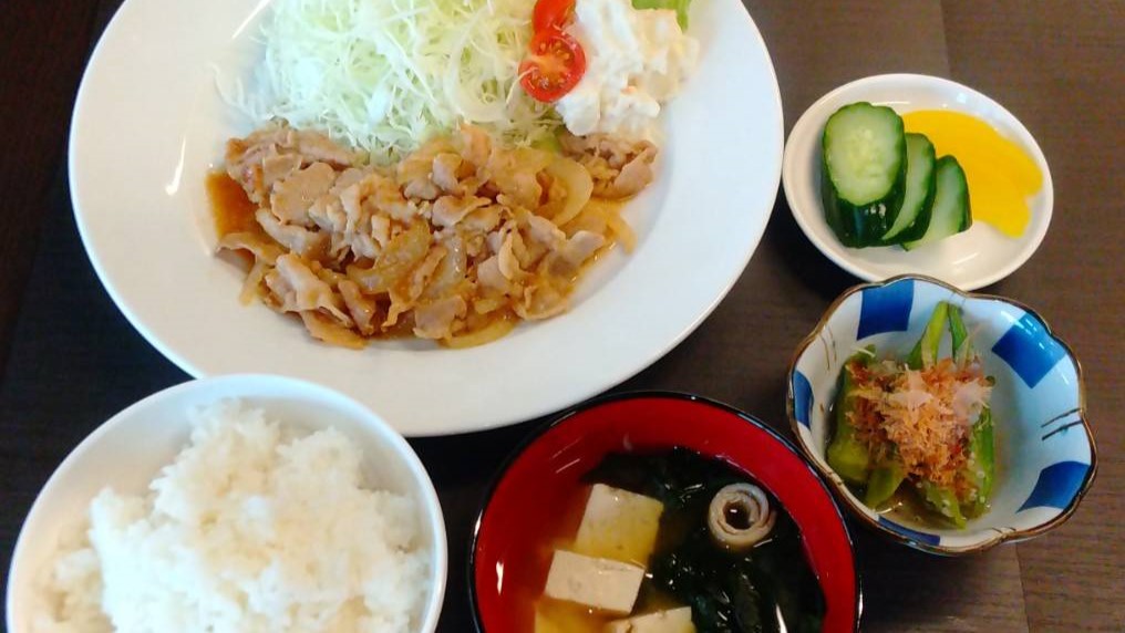 *【夕食（一例）】ゴーヤチャンプルー／とんかつ／生姜焼きなどを日替わりでご提供。