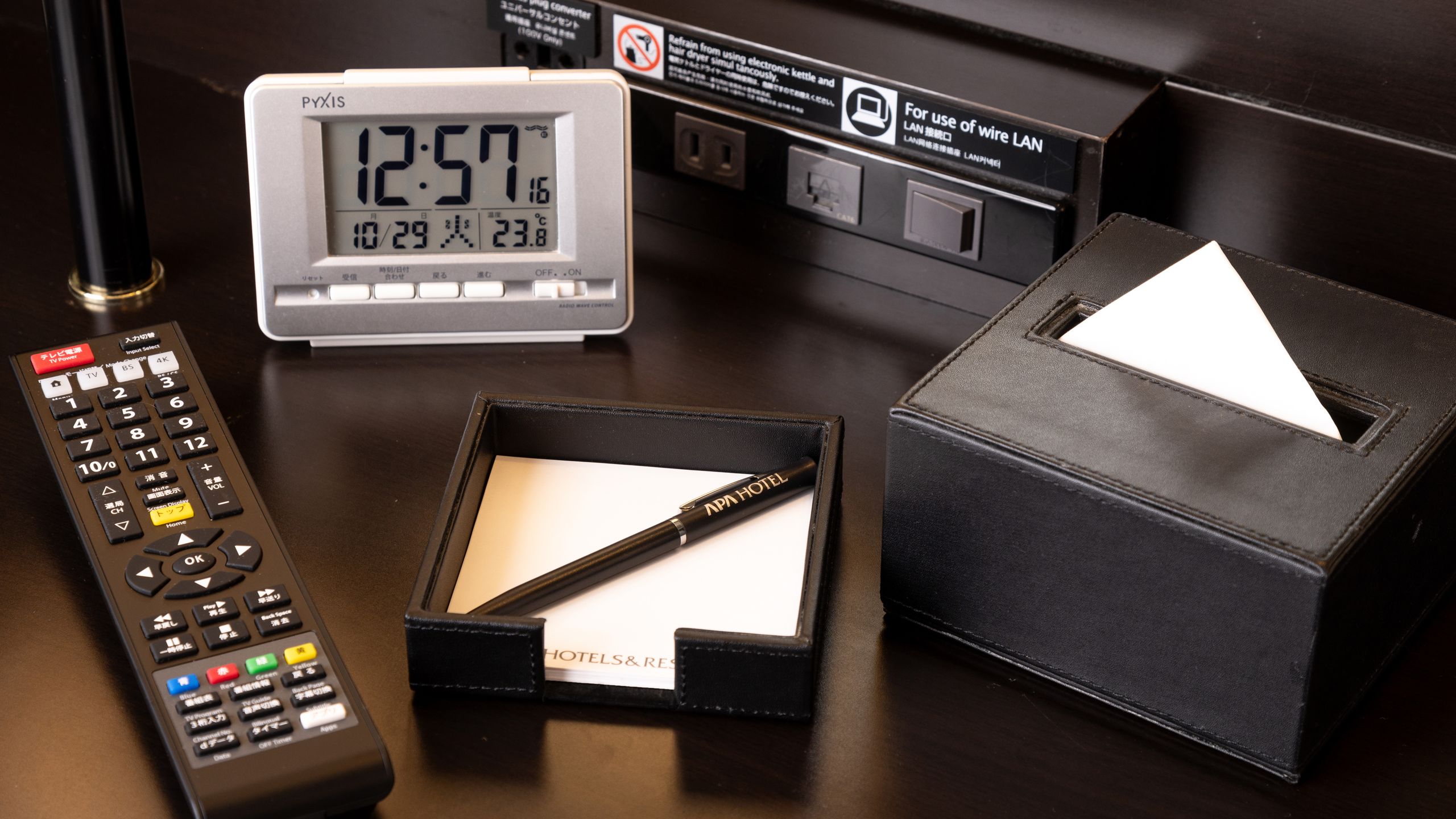 リモコン・ティッシュ・メモ帳・時計を全室ご用意。