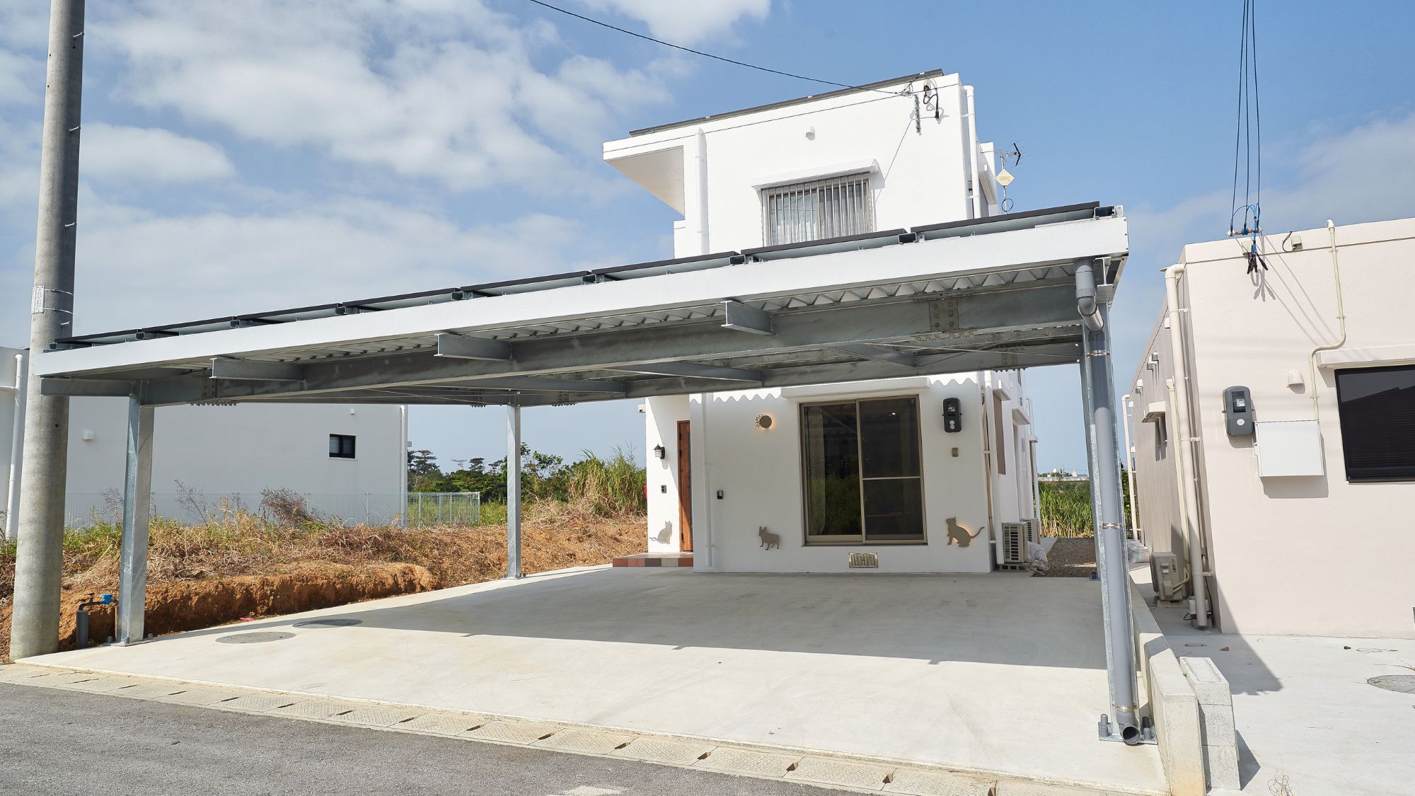 【レキブ5 ｜外観】駐車場完備！一棟貸切で楽しむ沖縄北部満喫