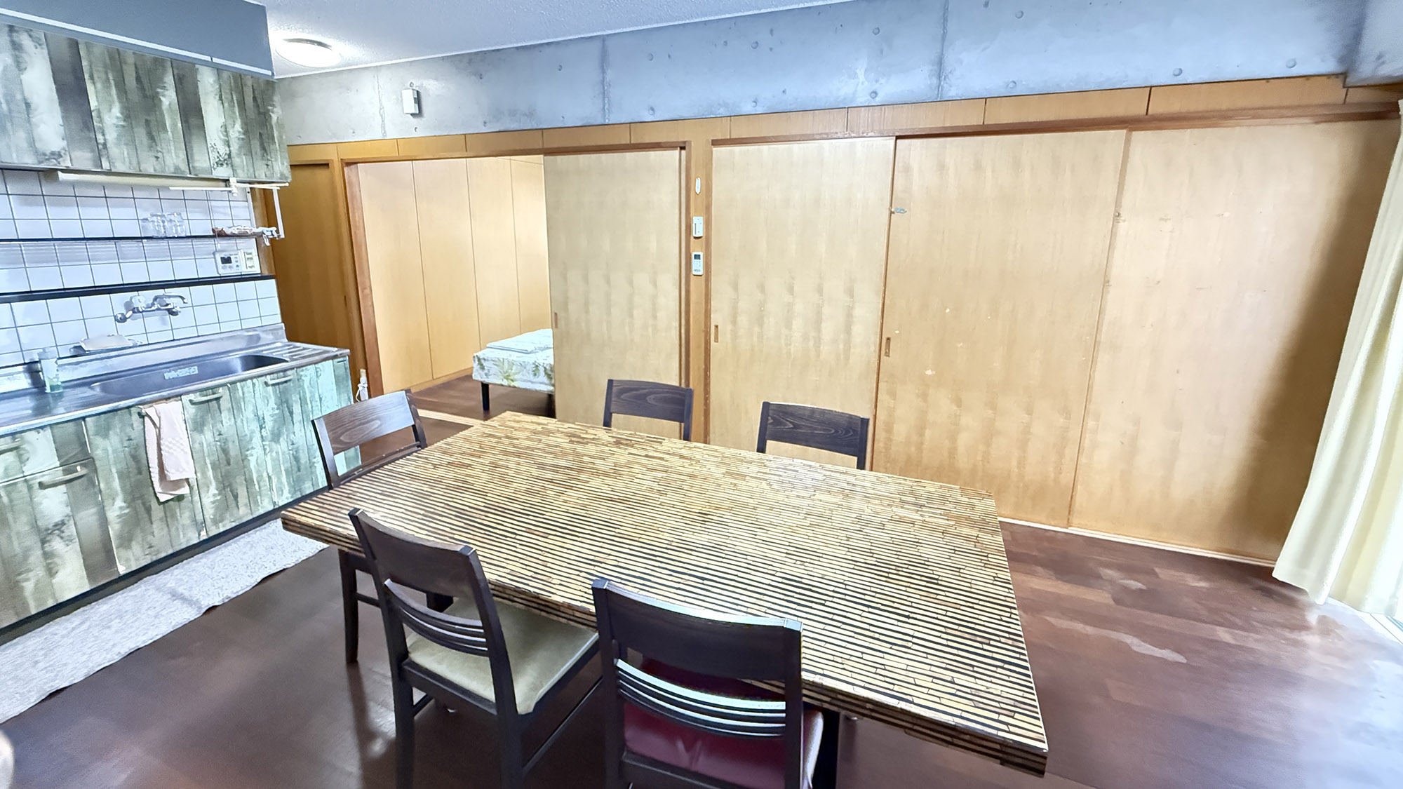 ・【201／リビングダイニング】広々としたスペースで家族団らんに最適です