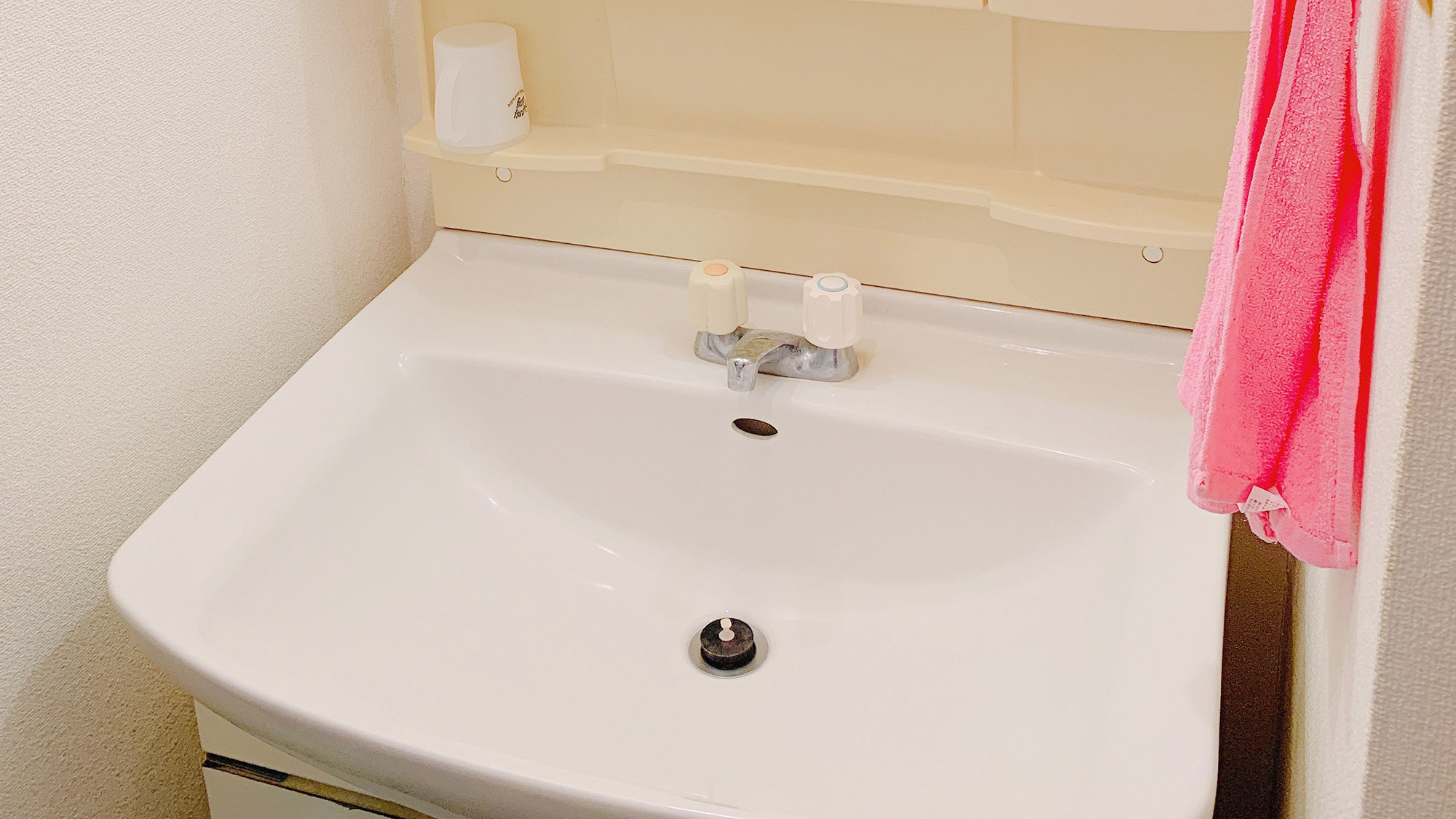 ・【201／洗面所】ピンク色のタオルがアクセントの清潔に保たれた洗面スペース