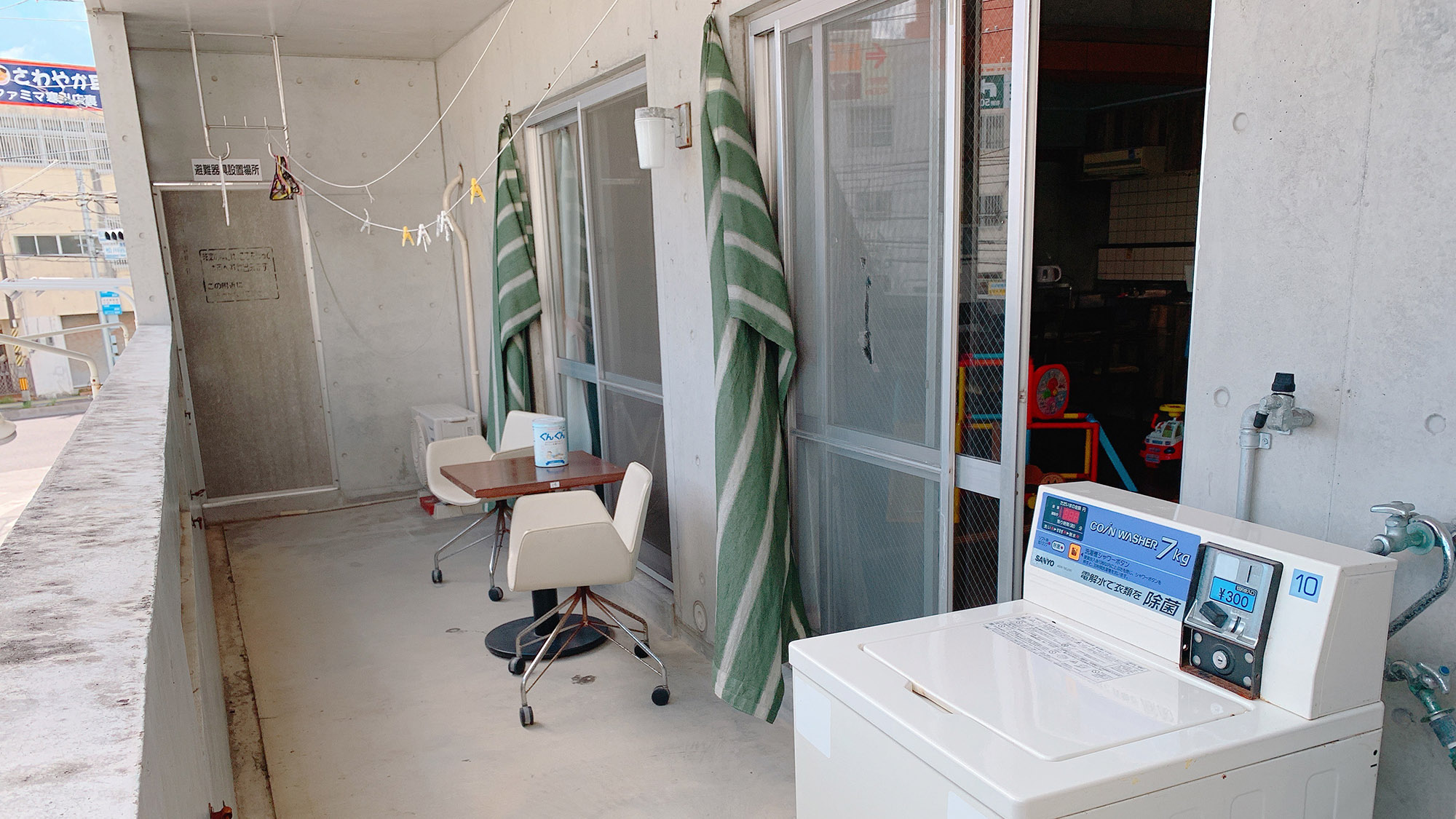 ・【201／バルコニー】外の風を感じながら椅子に座ってくつろげます