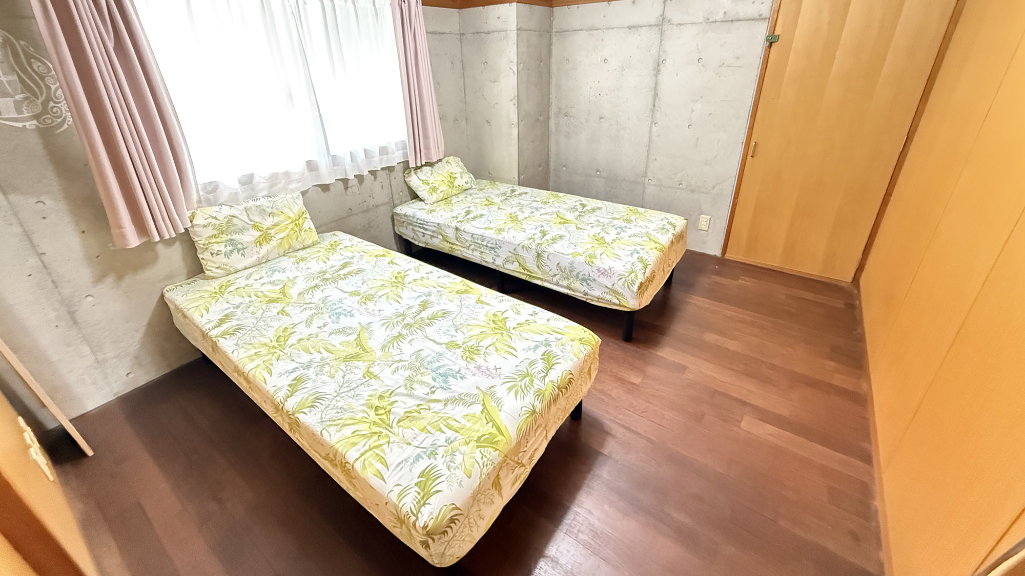 ・【201／寝室①】自然光の差し込む明るい空間。ゆったりお過ごしください