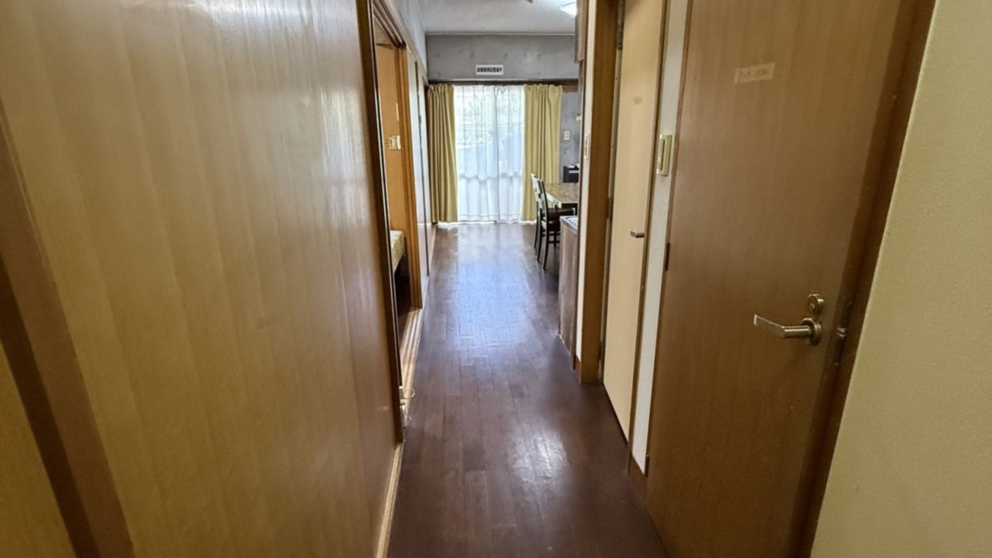 ・【201／廊下】まっすぐ続く廊下。お好きな扉をお開けください