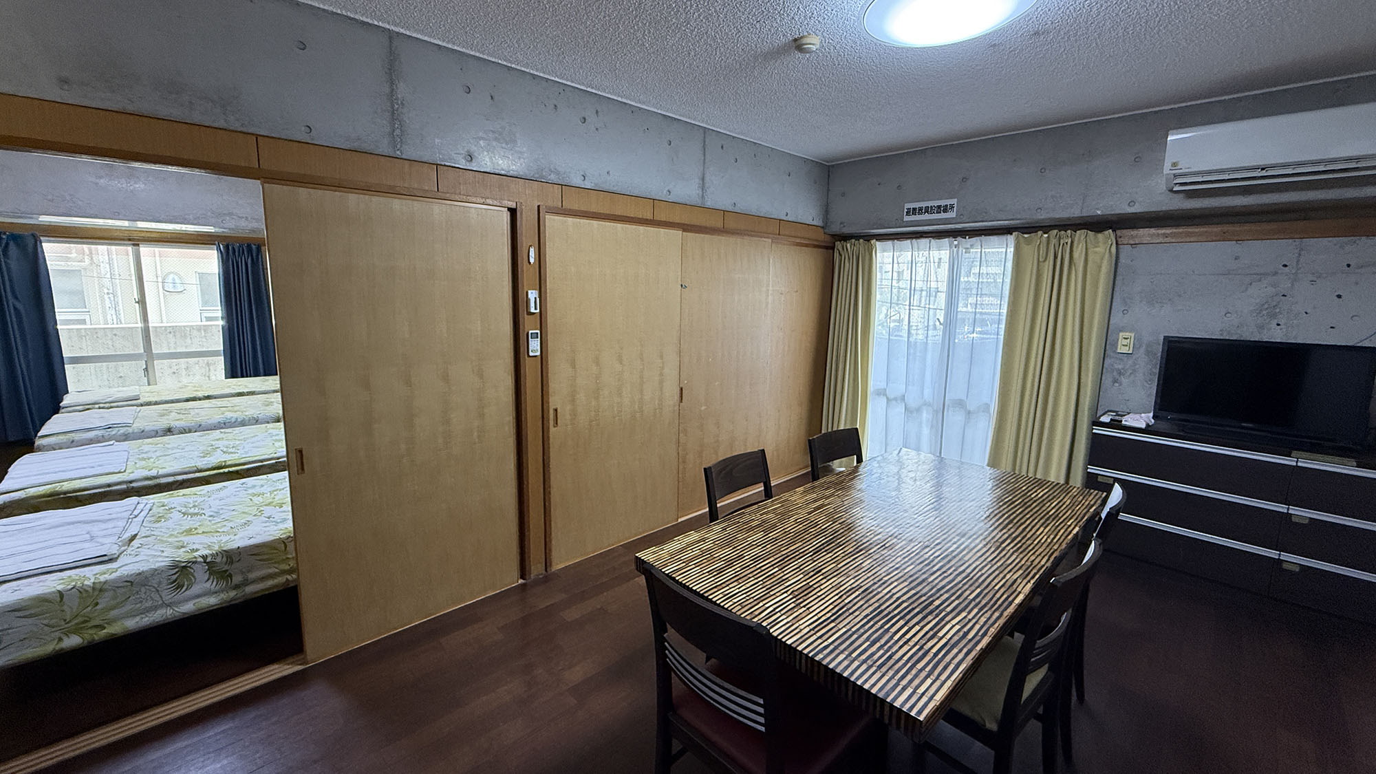 ・【201／リビングダイニング】テレビを完備。旅先でも変わらずお好きな番組をお楽しみいただけます