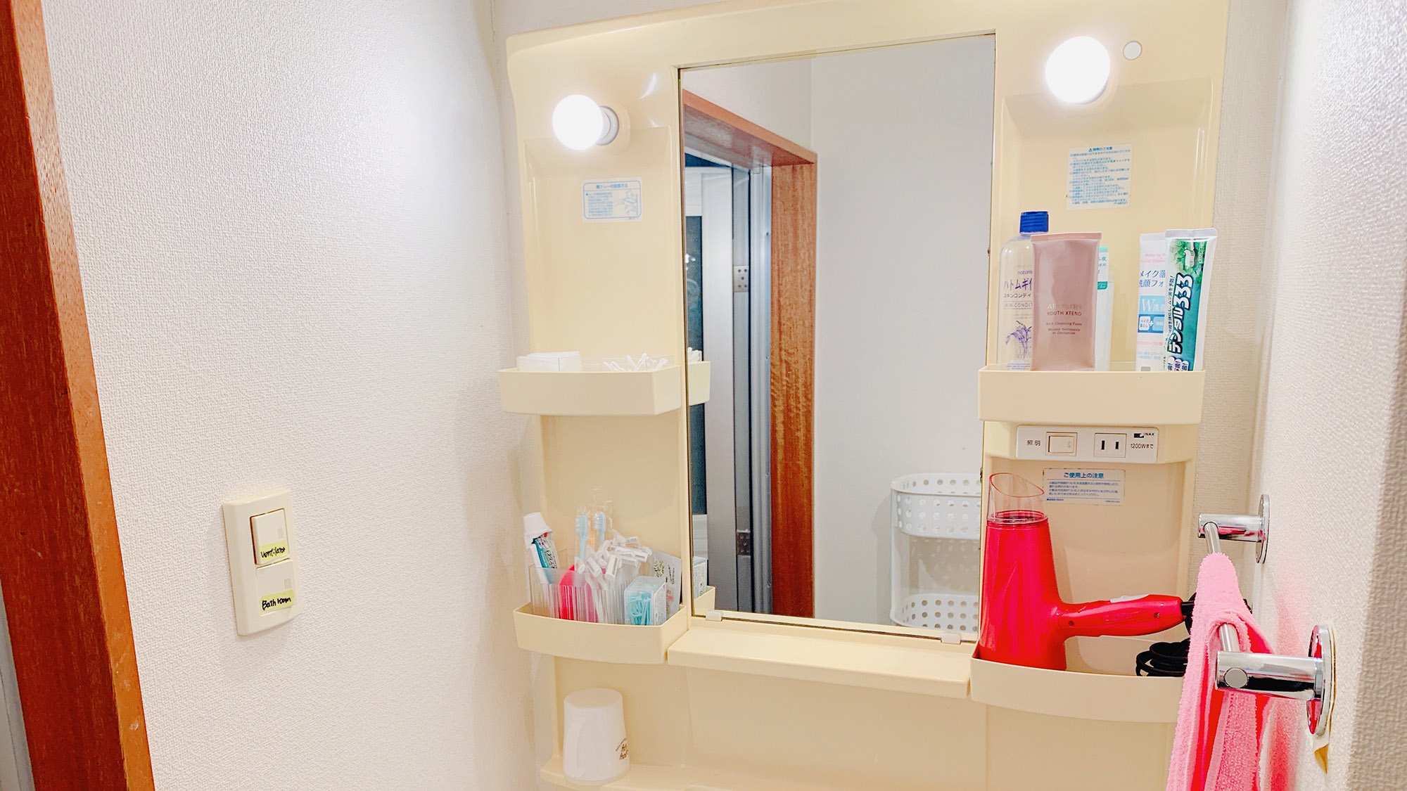 ・【201／洗面所】清潔感のある白い洗面ボウルと大きな鏡が特徴です