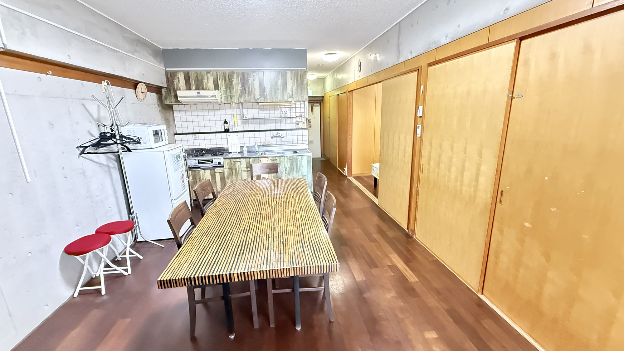 ・【201／リビングダイニング】家族や友人と食事を楽しめるゆとりのスペース