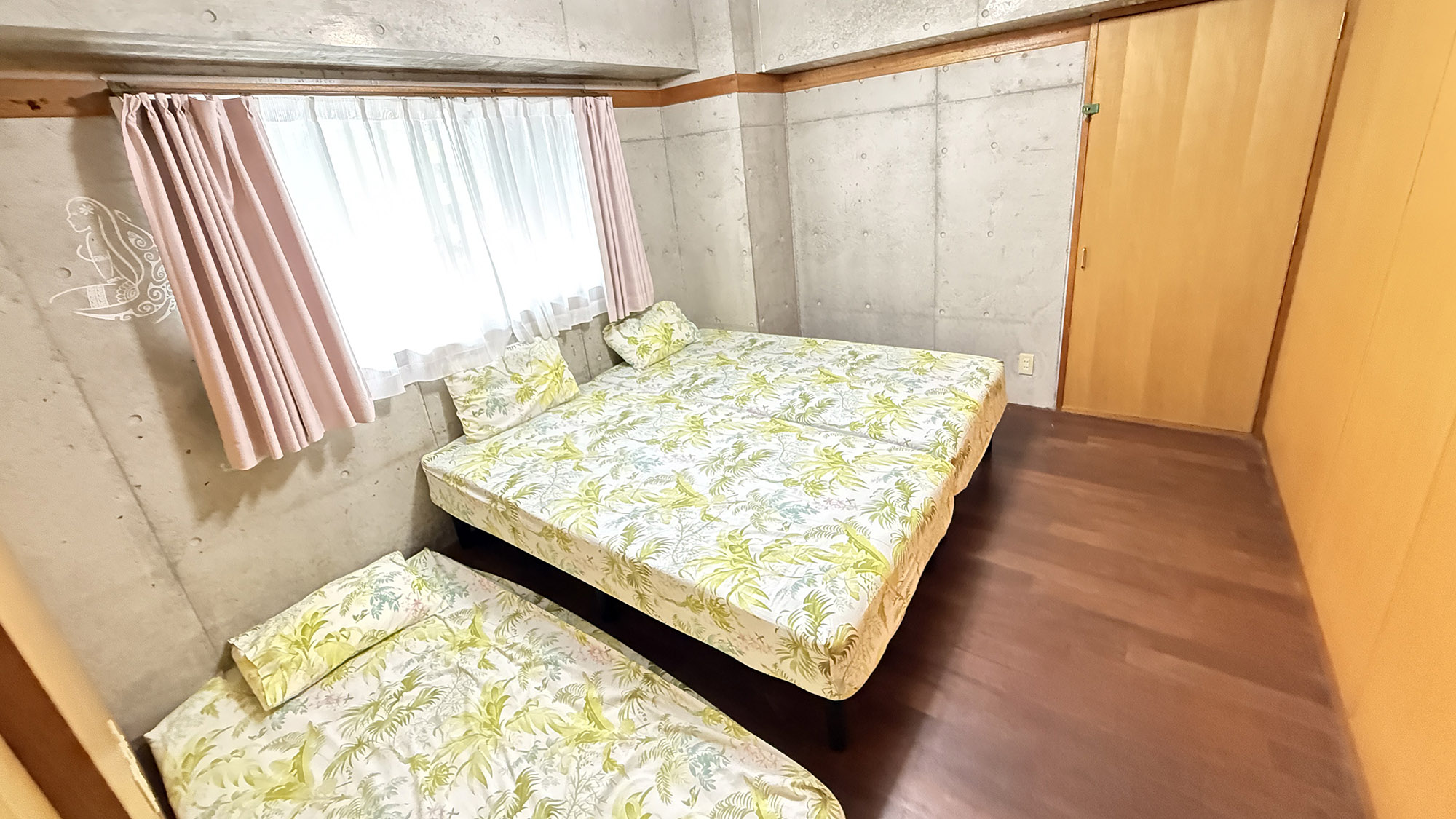 ・【201／寝室①】ベッドを寄せてマットを追加することが可能です