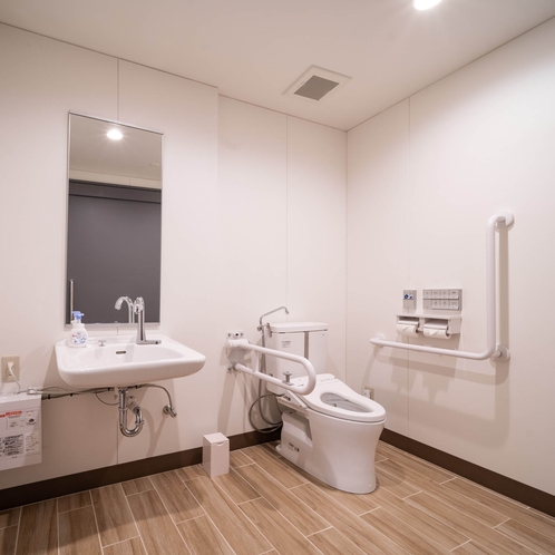 1階のフり－スぺ－スにあるトイレはバリアフリーで、車椅子でも入れる広々スぺ－ス。