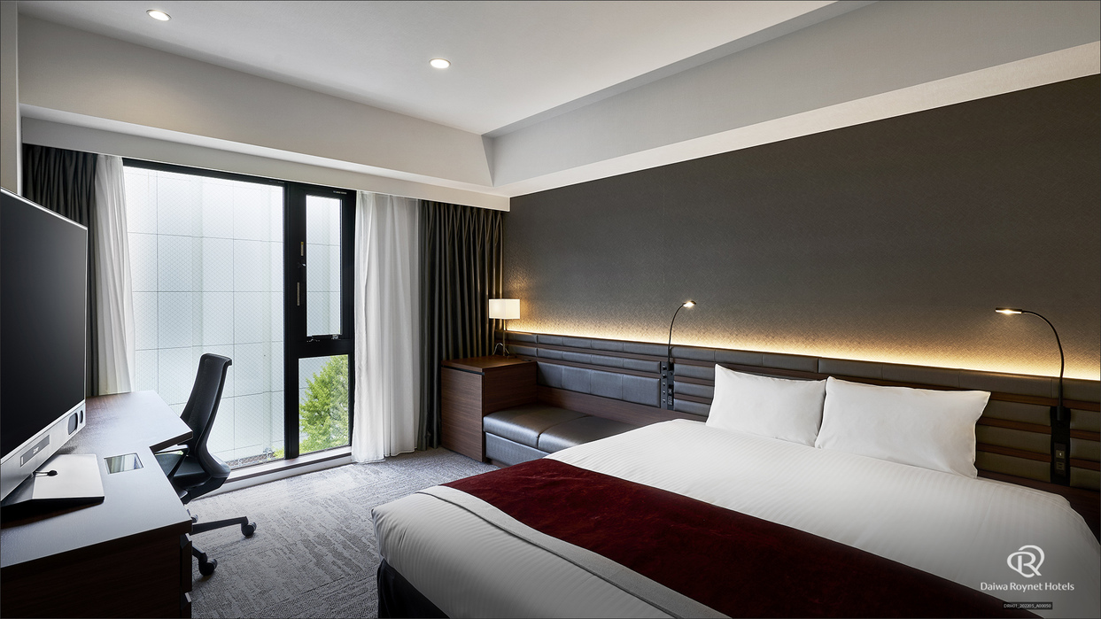 ＜喫煙＞デラックスダブル（27.4平米、168cm幅ベッド）