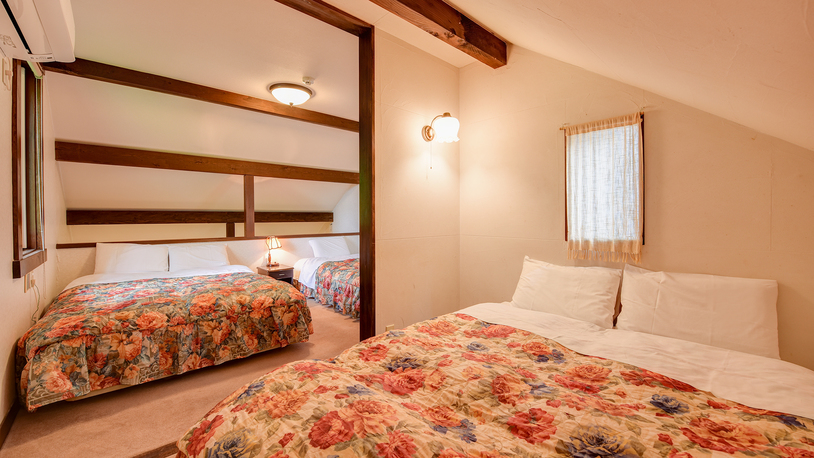 *部屋一例（コテージタイプ2）／寝室はダブルベッド2台とシングル1台をご用意しております。