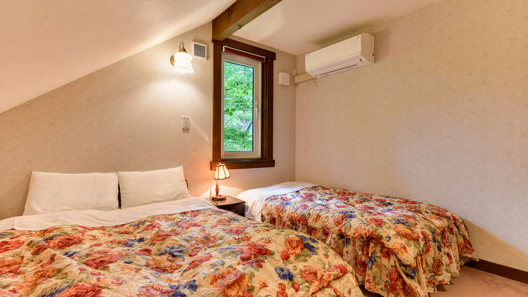 *部屋一例（コテージタイプ1）／こちらの寝室はダブルベッド1台とシングルベッド１台ございます。
