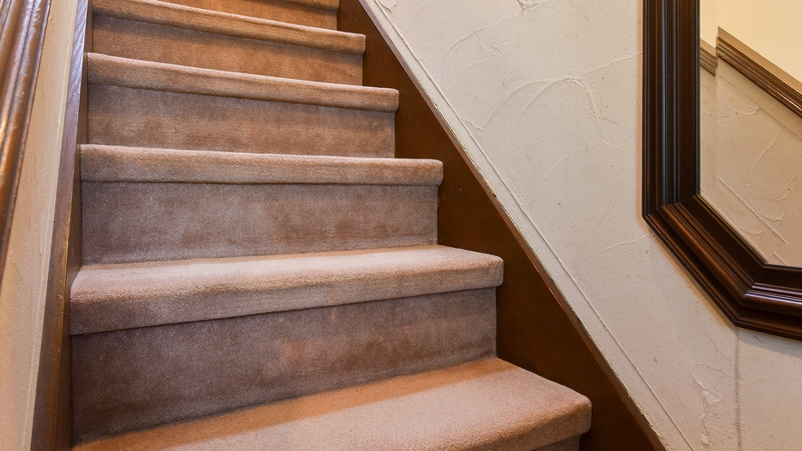 *部屋一例（コテージタイプ1）／2階への階段はカーペット生地で、ワンちゃんにも優しい。