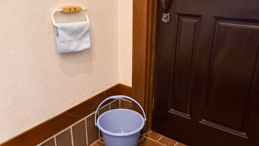 * 共通設備一例／玄関にペット用足ふきセット（バケツ・タオル）ご用意いたします。
