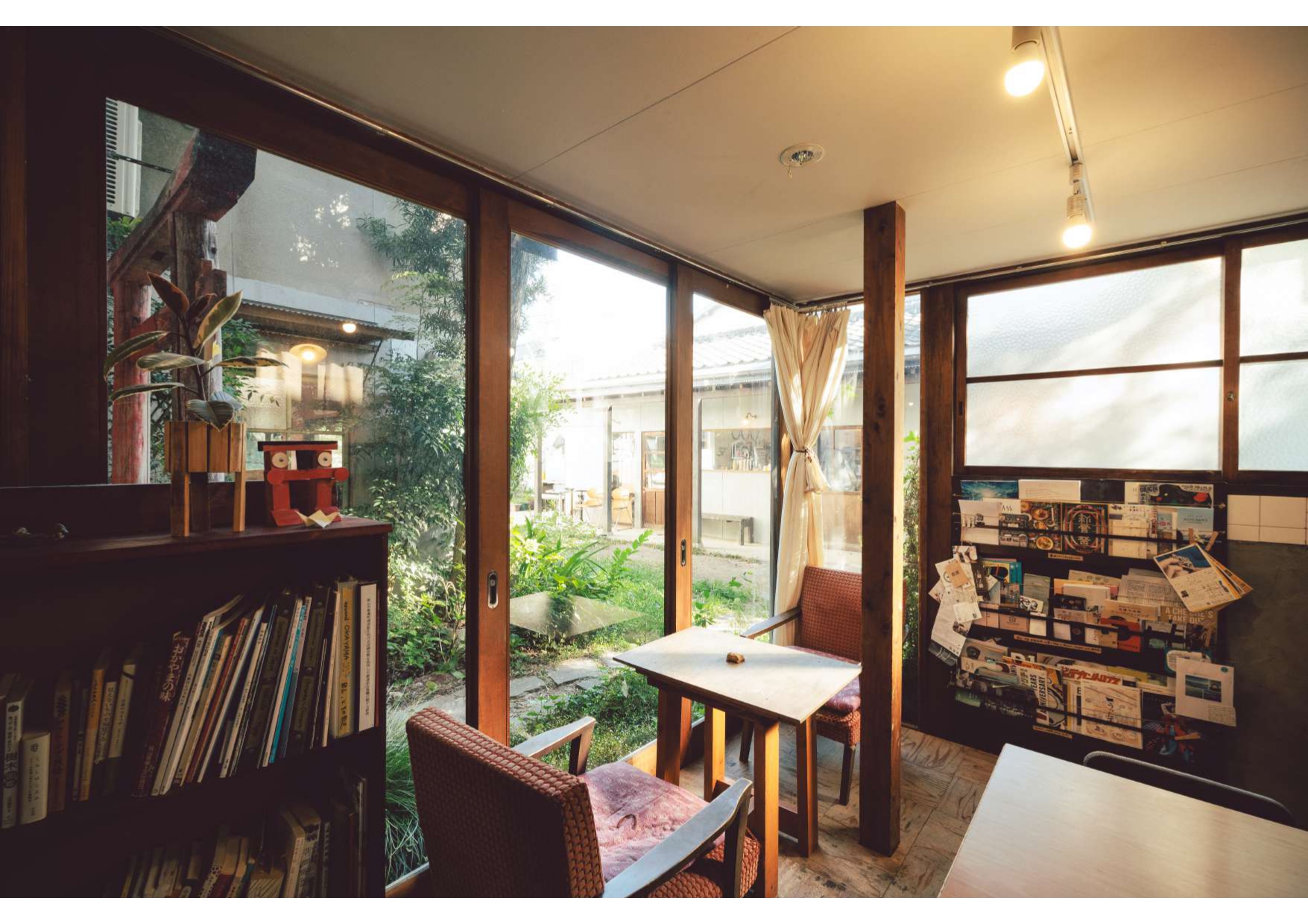 ラウンジから見る中庭