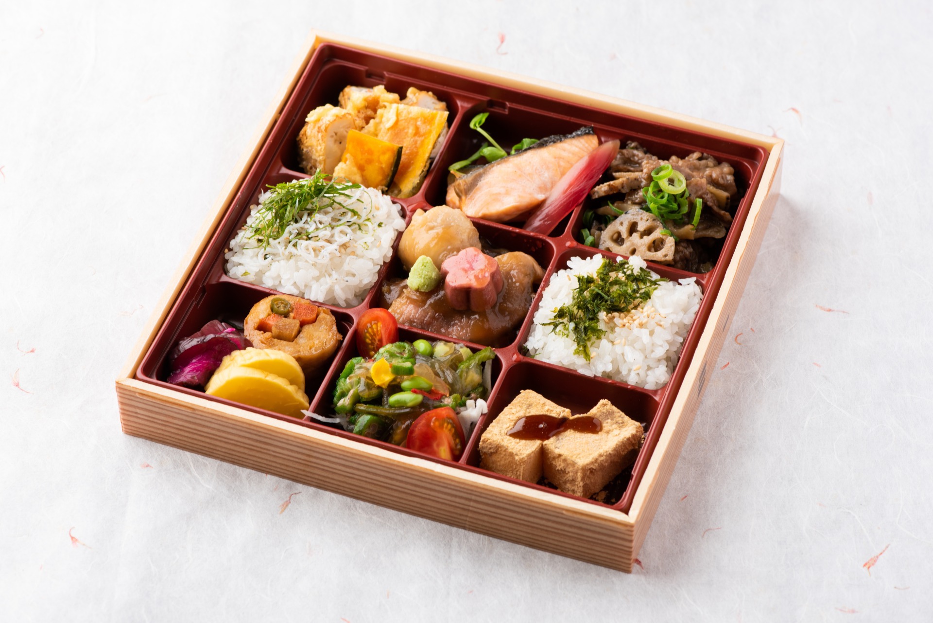 【ベーシック】能登牛や加賀野菜など旬の食材を使った「和朝食BOX」をお部屋にお届け♪ 〜朝食付〜
