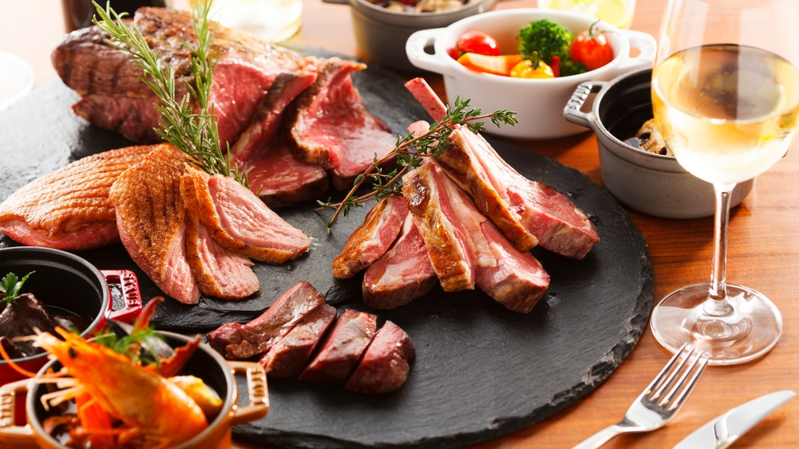 香り豊かな肉汁あふれるお肉料理を、お客様の目の前でご提供。