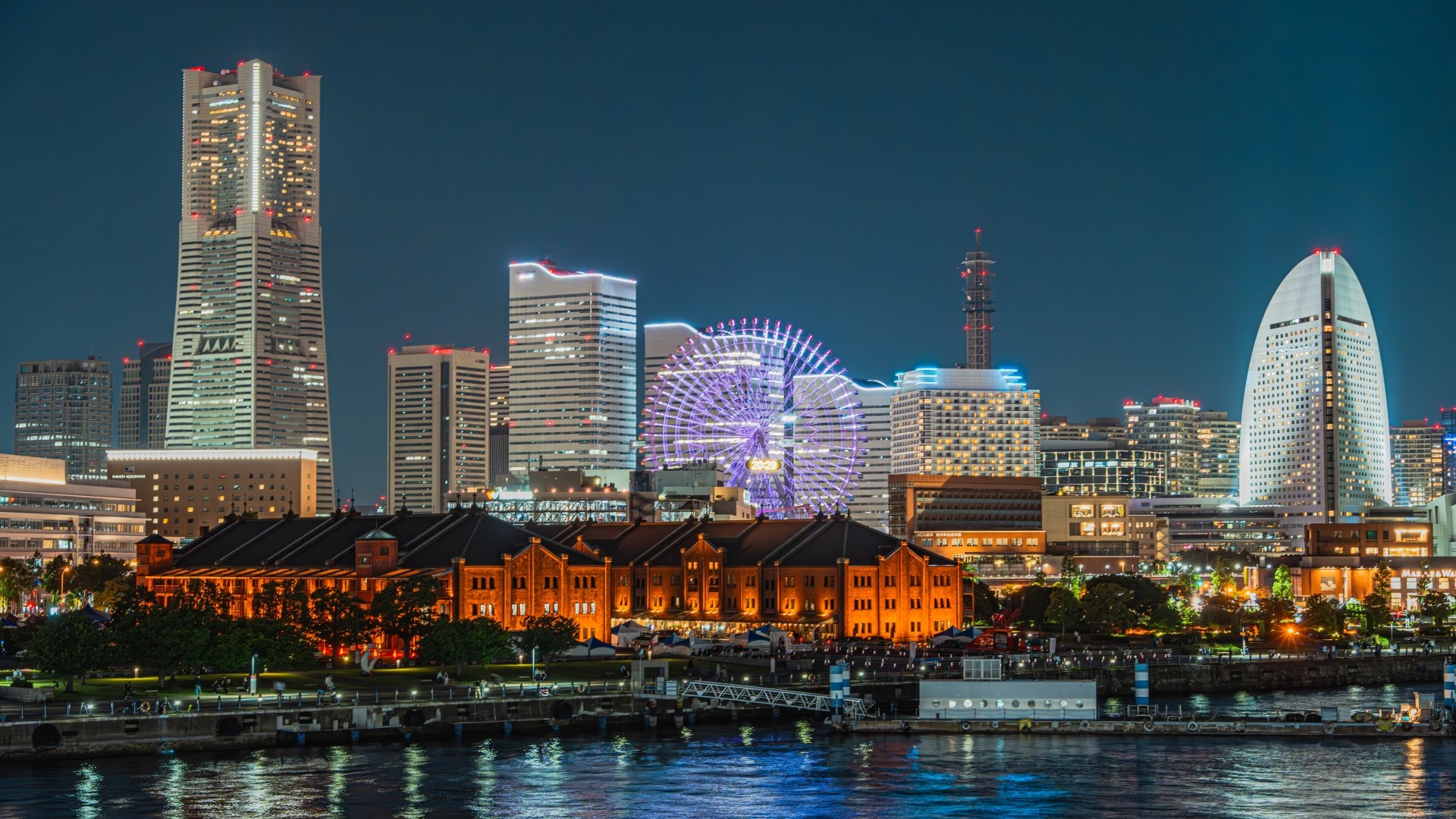 ～みなとみらい～都市景観100選にも選ばれており美しい街並みが特徴 / ホテルから車で7分